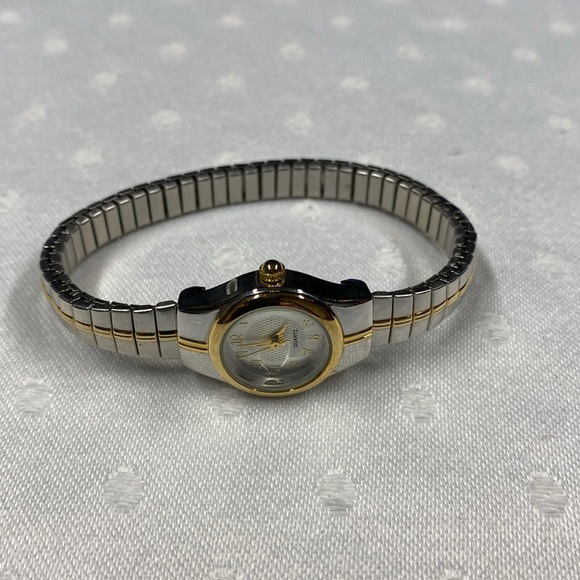 EUC Ladies Quartz Watch with second hand Silver tone & Gold tone (needs battery) - Picture 2 of 4